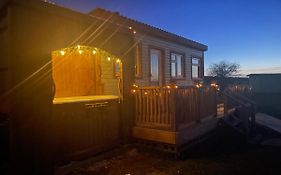 Cuddles & Bubbles Cozy Cabin With Jacuzzi Spa Hot Tub